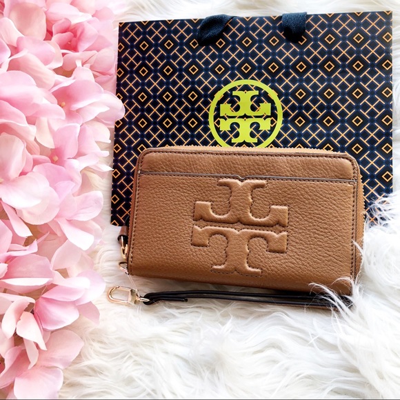 Tory Burch Handbags - NWT Tory Burch Bombe T Smartphone Wristlet